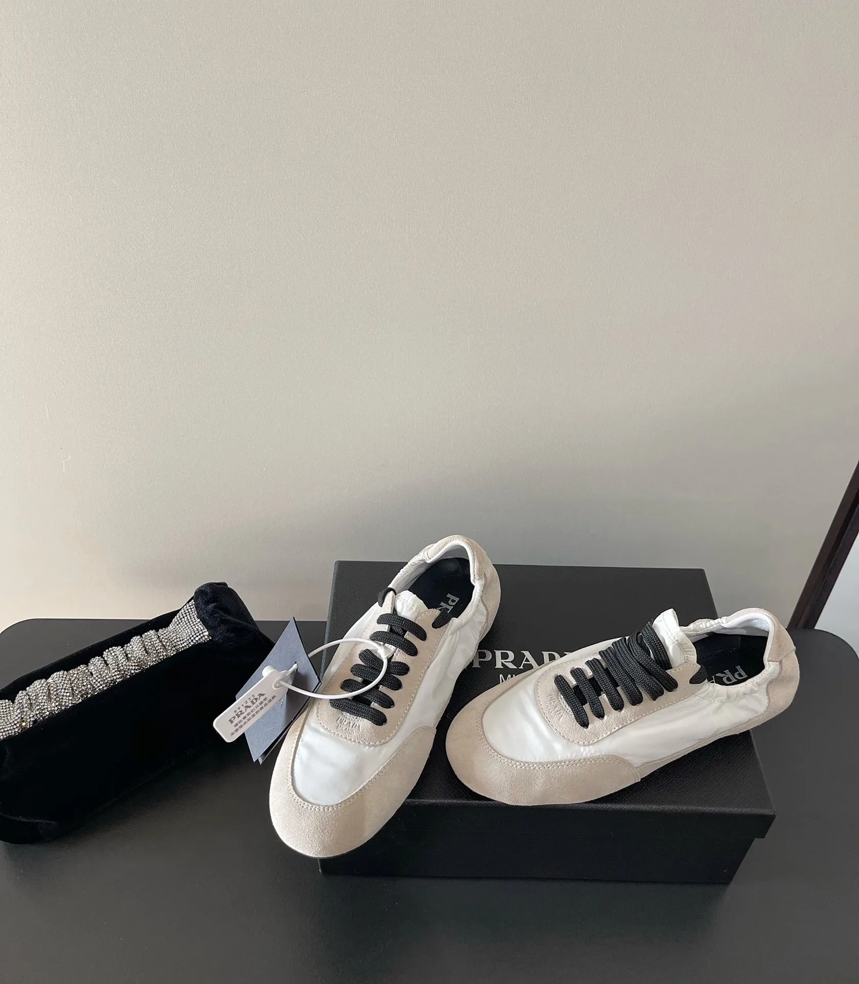 👟👟Ex-factory price 540👟👟 PRADA multi-color comfortable new Dexun ballet shoes in early spring🥂 The original top-quality replica is sold simultaneously at the counter. The fabric is made of specially imported fabrics mixed with Beijing leather. The whole pair of shoes has a very high texture. The lining is cowhide and the original imported rubber sole. The style is simple and fashionable, and the upper feet are very delicate! Color: 11 colors Heel height: flat Size: 35-41 (40 to 41 customized, non-refundable)